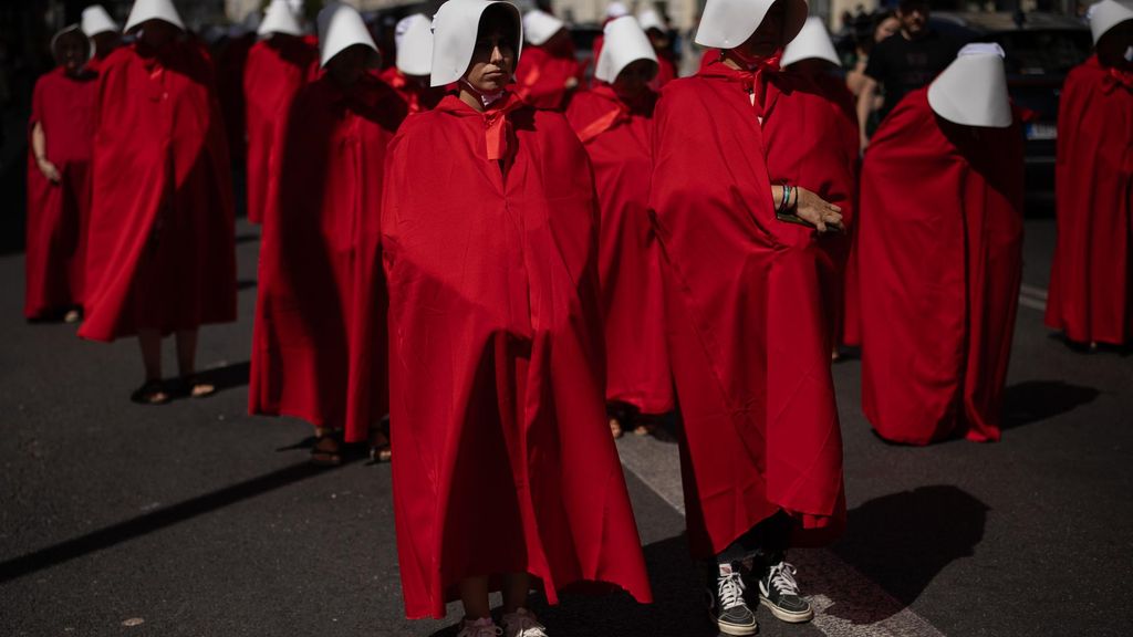 Una procesión de 'criadas' reclama en Madrid el fin de los vientres de alquiler
