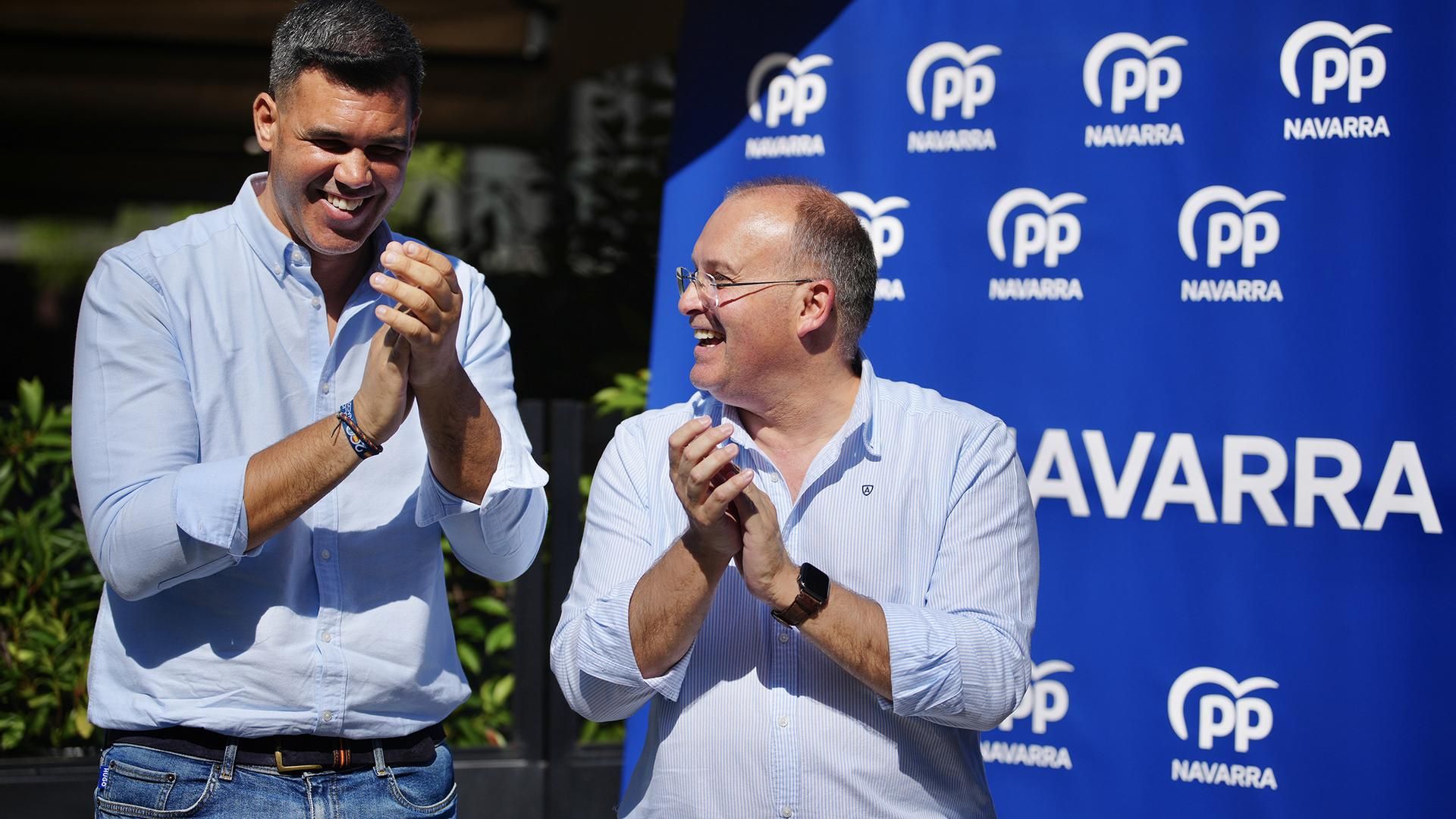 El secretario general del PP, Miguel Tellado, junto al presidente del PP en Navarra, Javier García