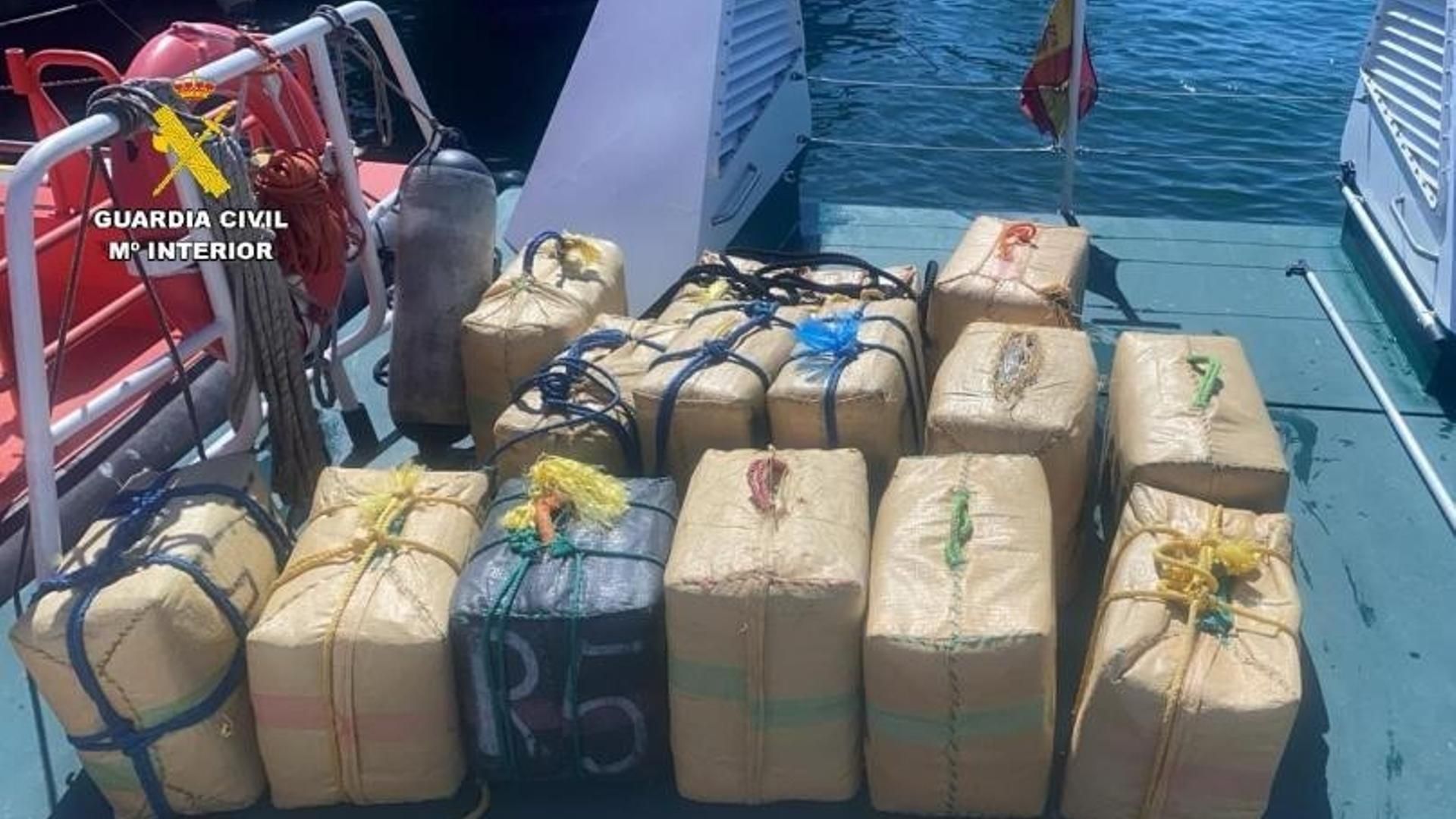 Fardos de hachís recuperados del mar en Cádiz