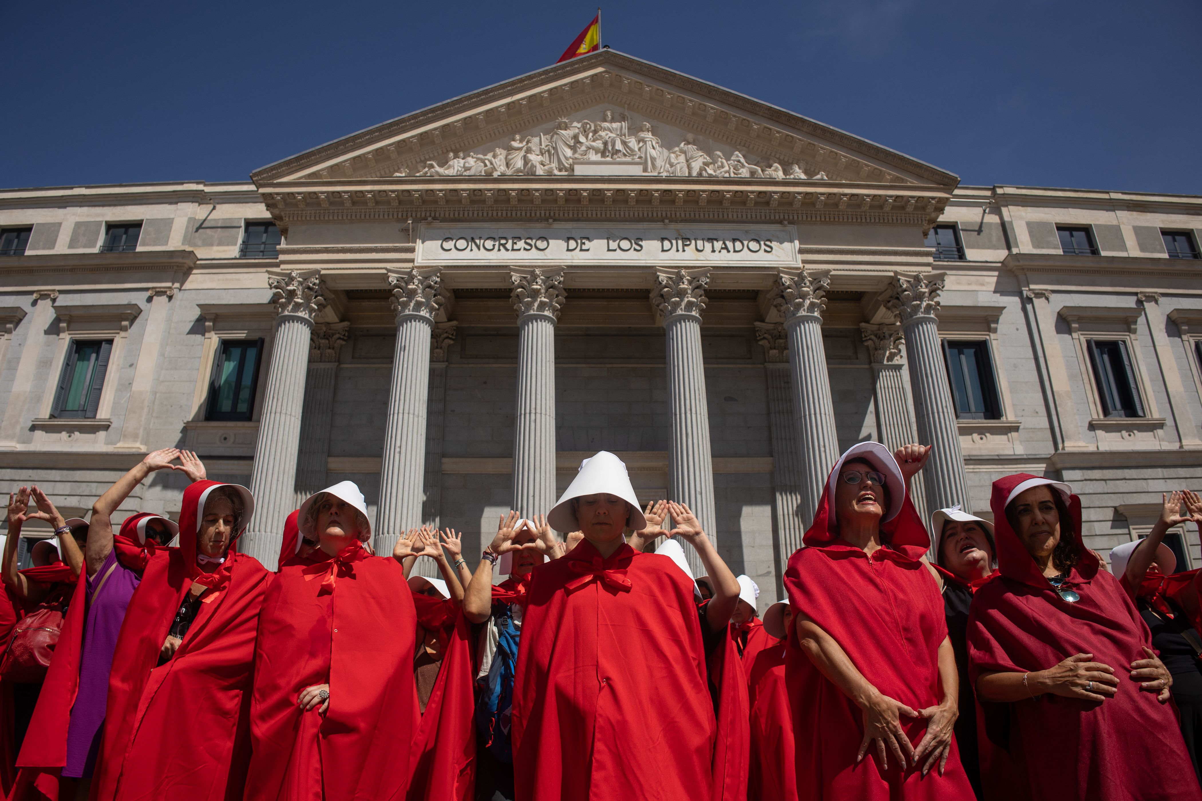 Las manifestantes frente al Congreso de los Diputados