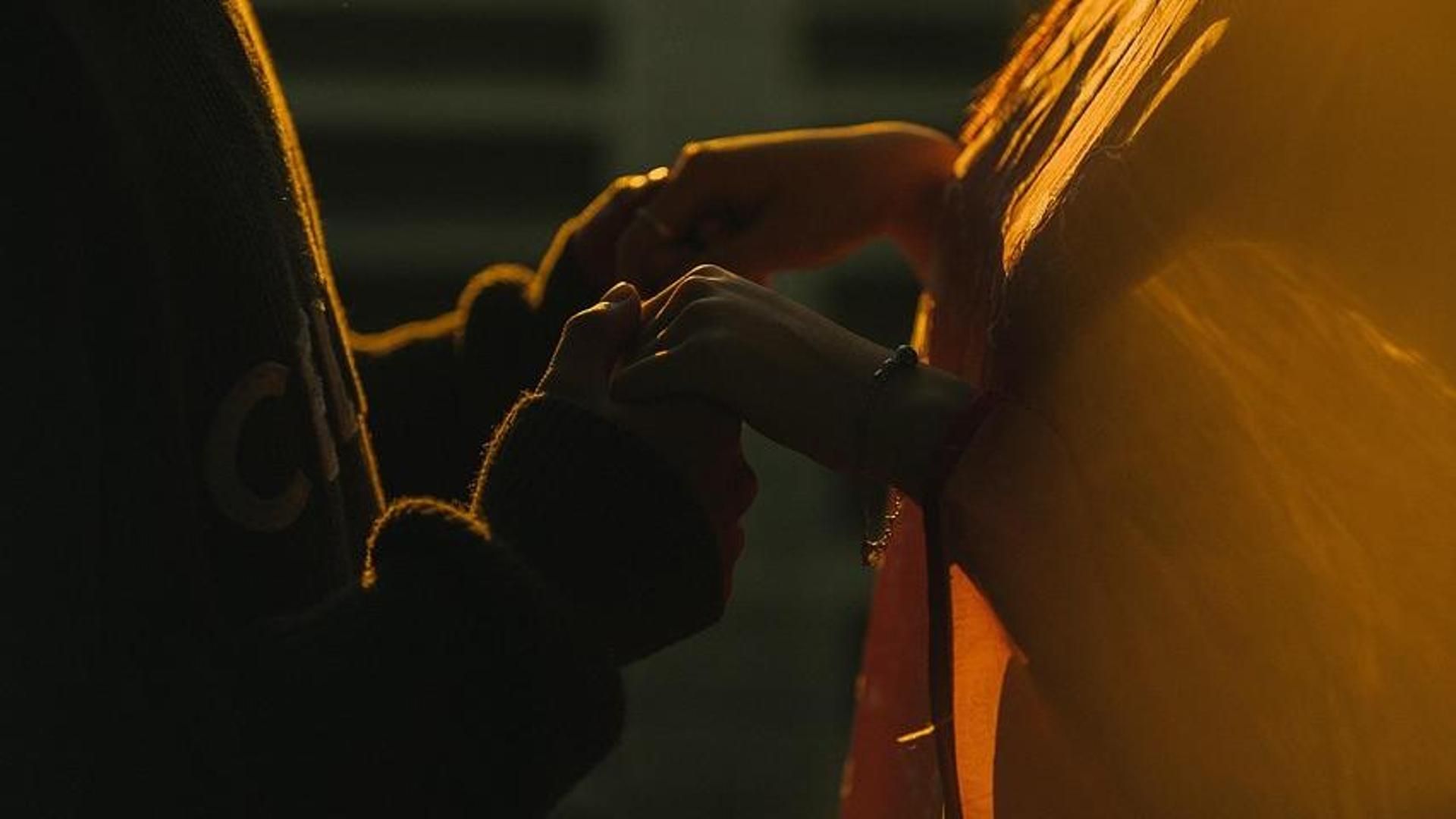 Las parejas que cotillean entre sí son más felices, según un estudio