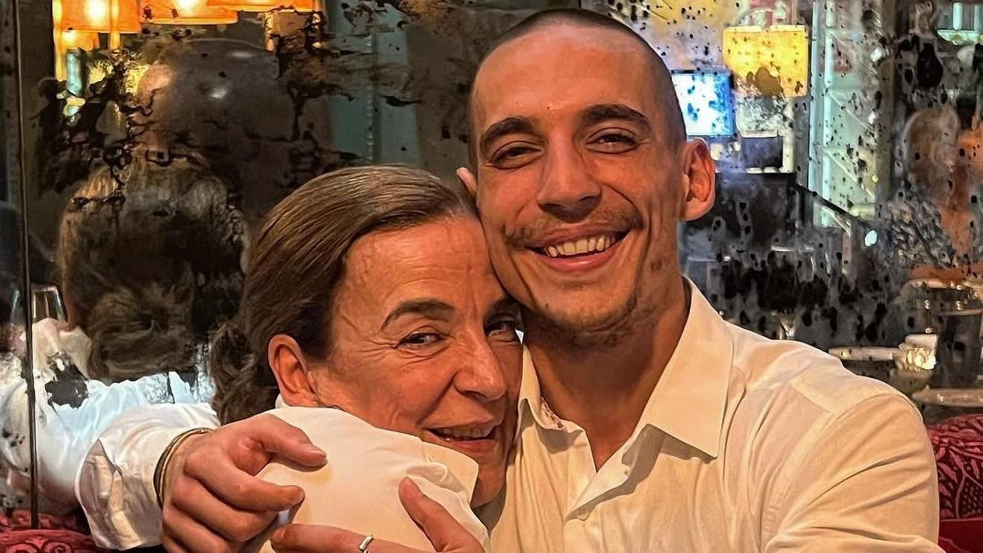 Miguel Herrán junto a su madre