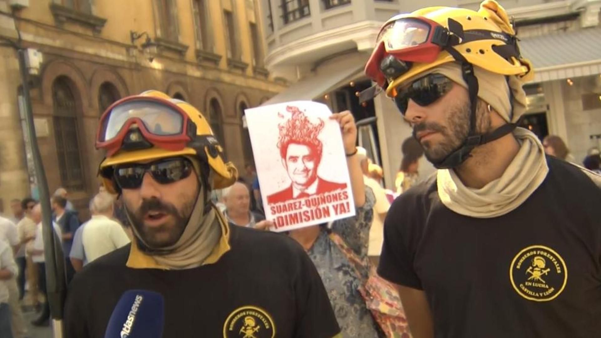 Protesta de bomberos forestales en León: exigen condiciones laborales "dignas" y ceses en el Gobierno regional Protesta de bomberos forestales en León: exigen condiciones laborales "dignas" y ceses en el Gobierno regional