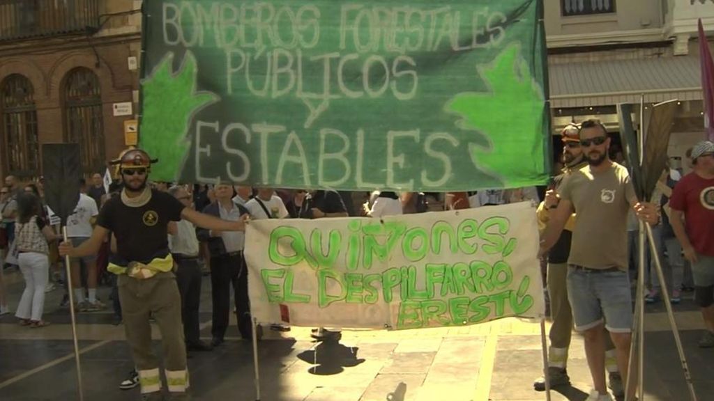 Protesta de los bomberos forestales en León para reclamar mejoras y exigir ceses a Mañueco