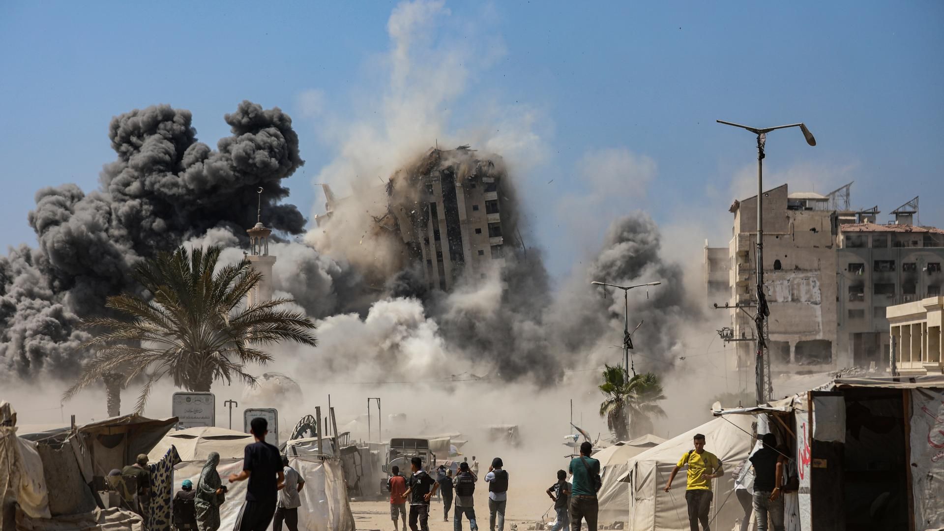 Un bombardeo israelí destruye un edificio en Gaza