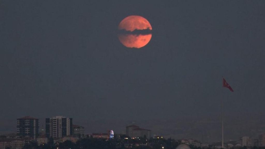 Así se ha disfrutado del eclipse de la luna de sangre poco visible desde España