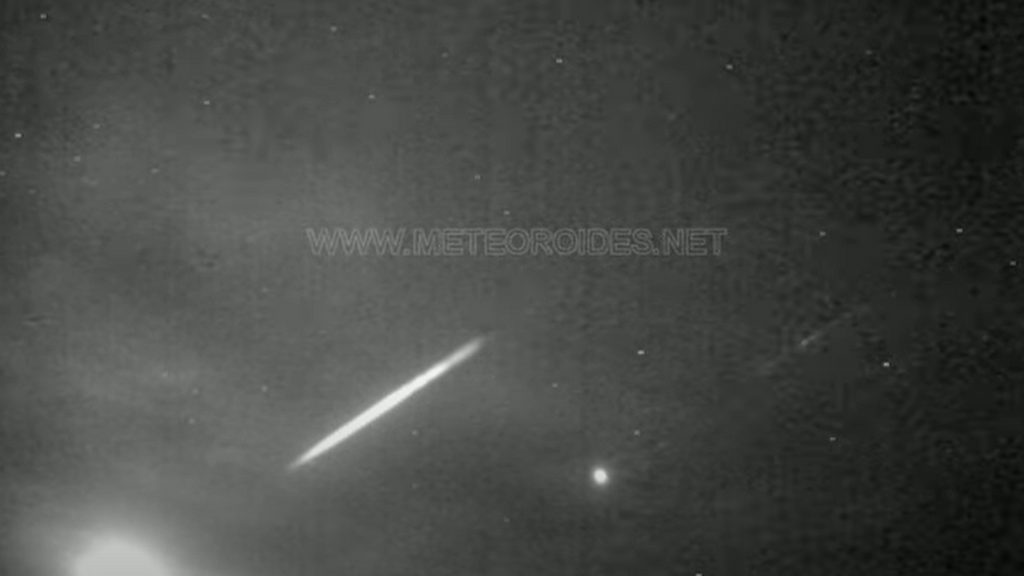 La espectacular y brillante bola de fuego grabada en su recorrido nocturno de Sevilla a Córdoba