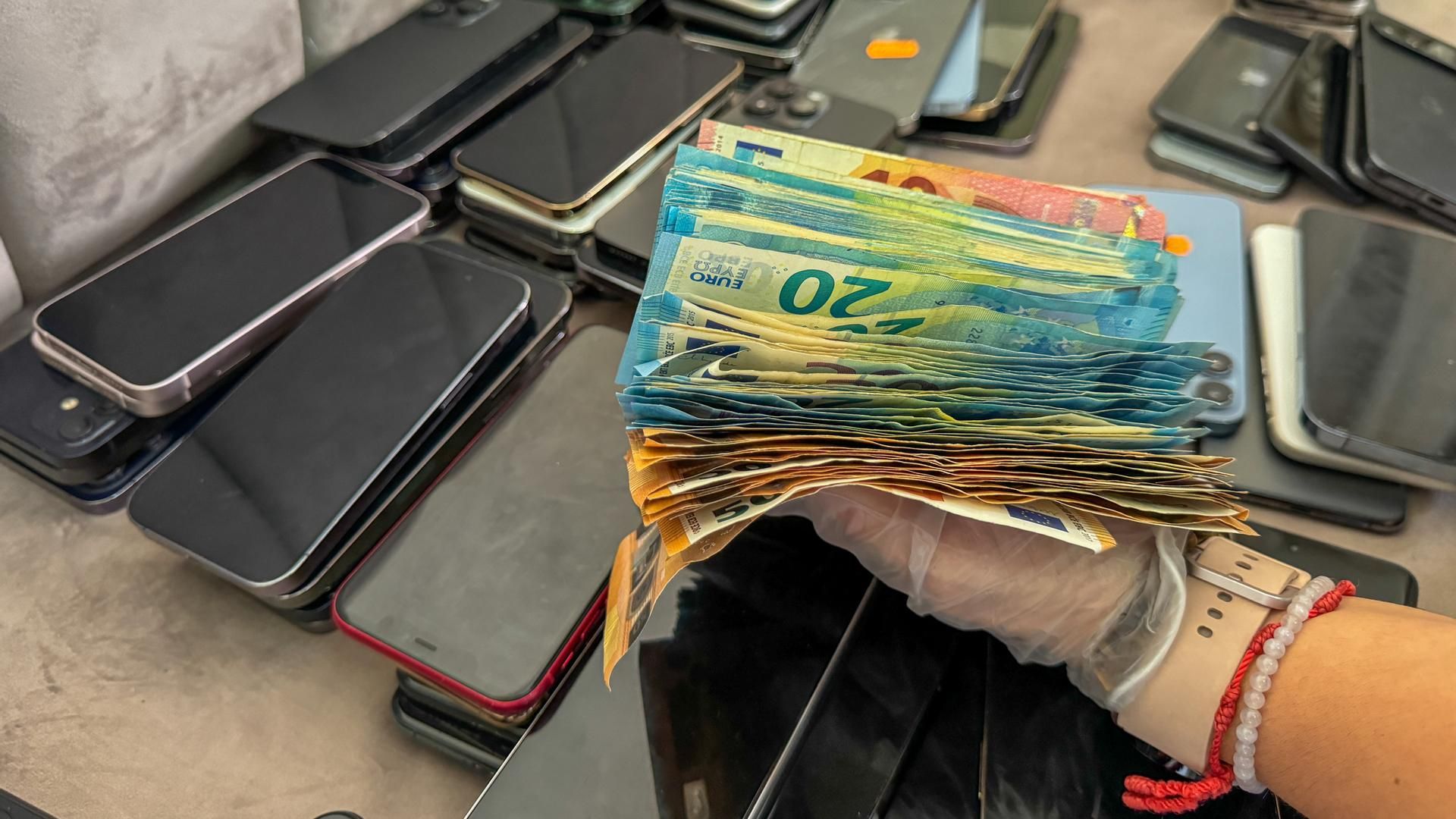 Cientos de móviles robados recuperados por los Mossos