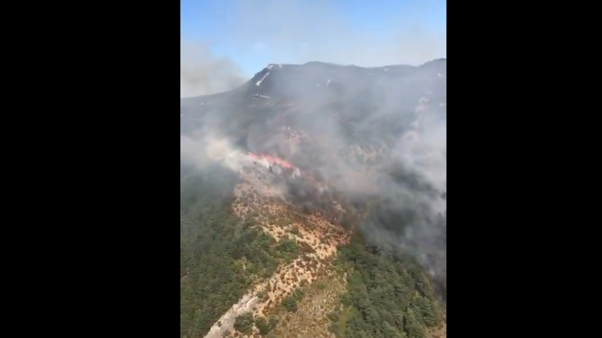 Continúan las labores de extinción del incendio forestal de Urraúl Alto, Navarra: el fuego se inició en un campo cosechado sin empacar