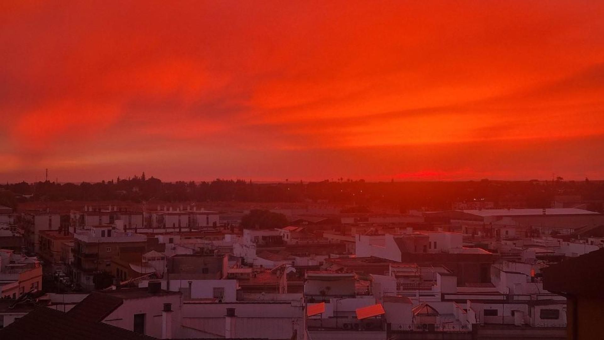 Espectacular ciejo rojizo por el eclipse lunar