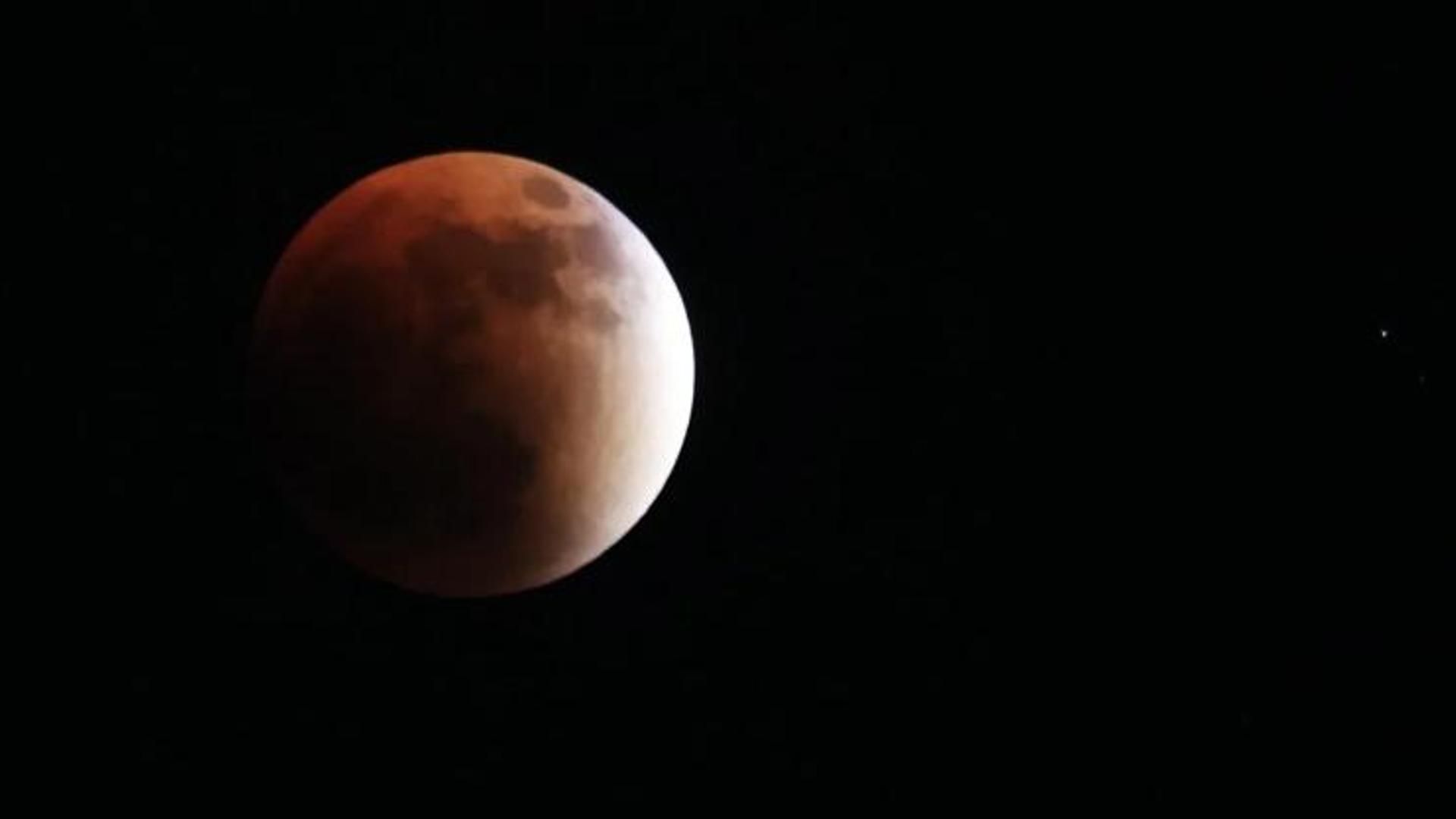 Fotografía del eclipse lunar en Yemen