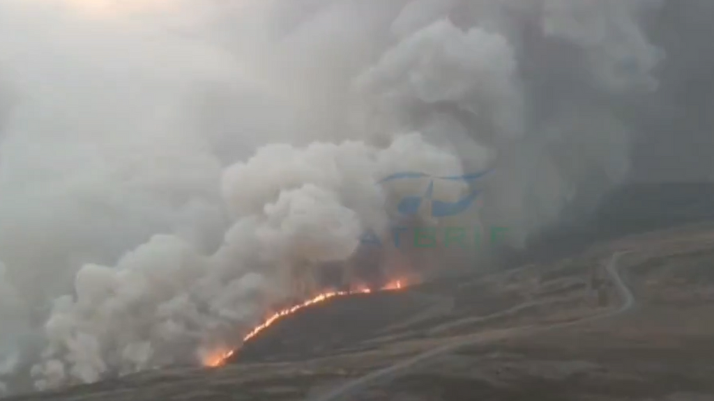 El fuerte viento complica el incendio de Carballeda de Valdeorras, Ourense, que quema ya 500 hectáreas