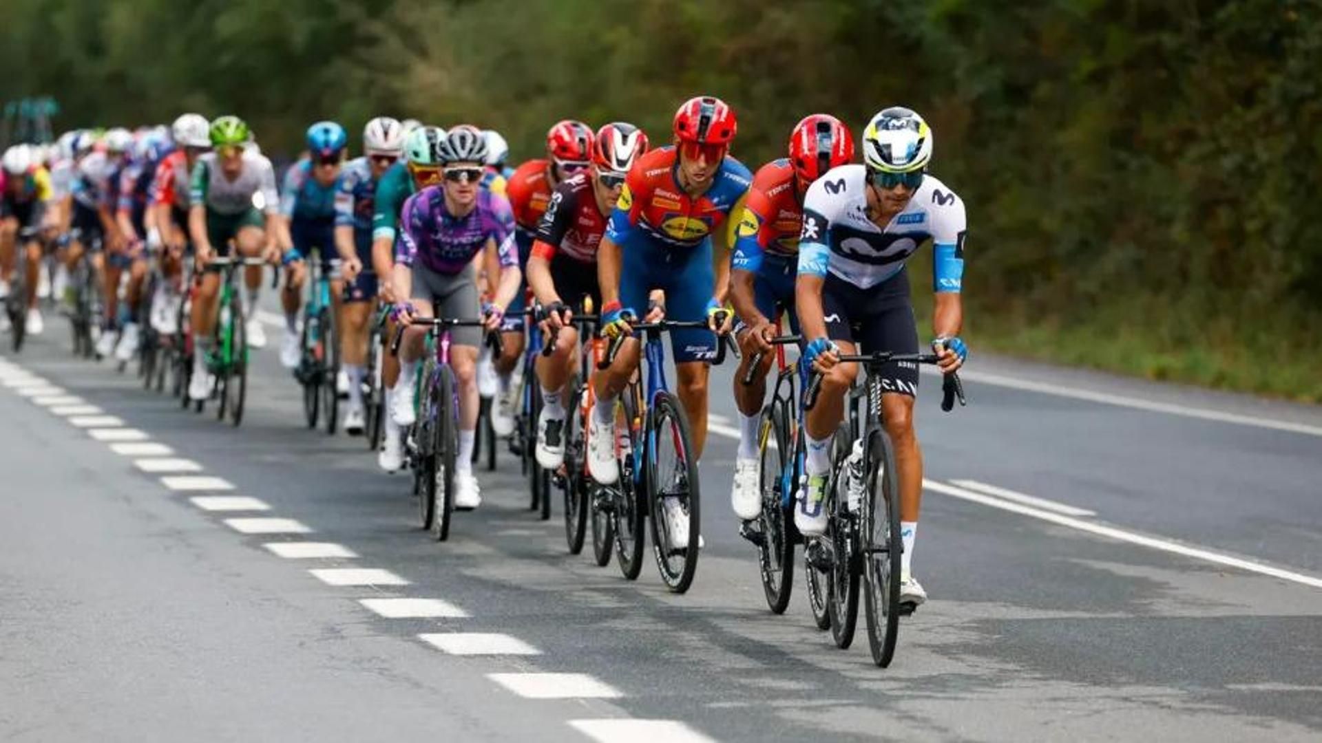 Incidente en La Vuelta: un manifestante propalestino provoca la caída de Javi Romo