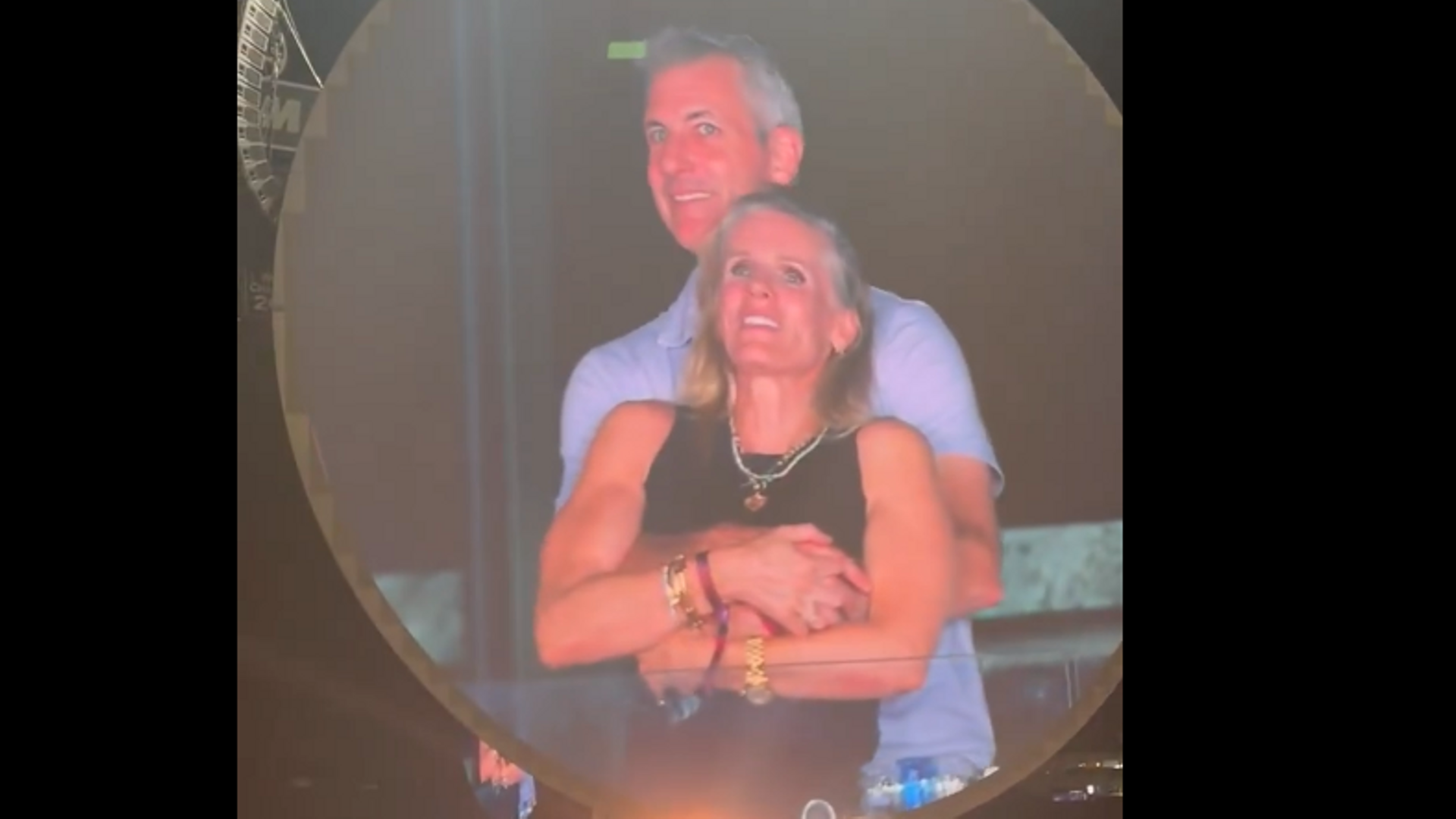 La ‘kiss cam’ de Coldplay acaba en divorcio: Kristin Cabot rompe con su marido tras el escándalo viral