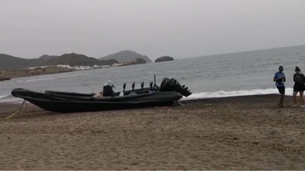 Narcolanchas a plena luz del día en Almería: bañistas graban con asombro un desembarco en la playa de El Ejido