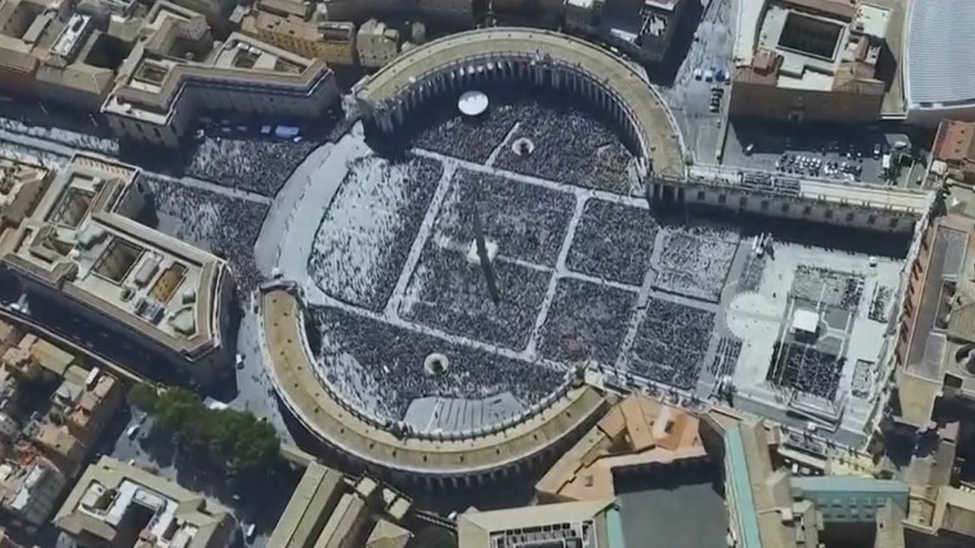 Plaza de San Pedro durante la canonización de Carlo Acutis, el primer santo millenial, y de Pier Giorgio Frassati