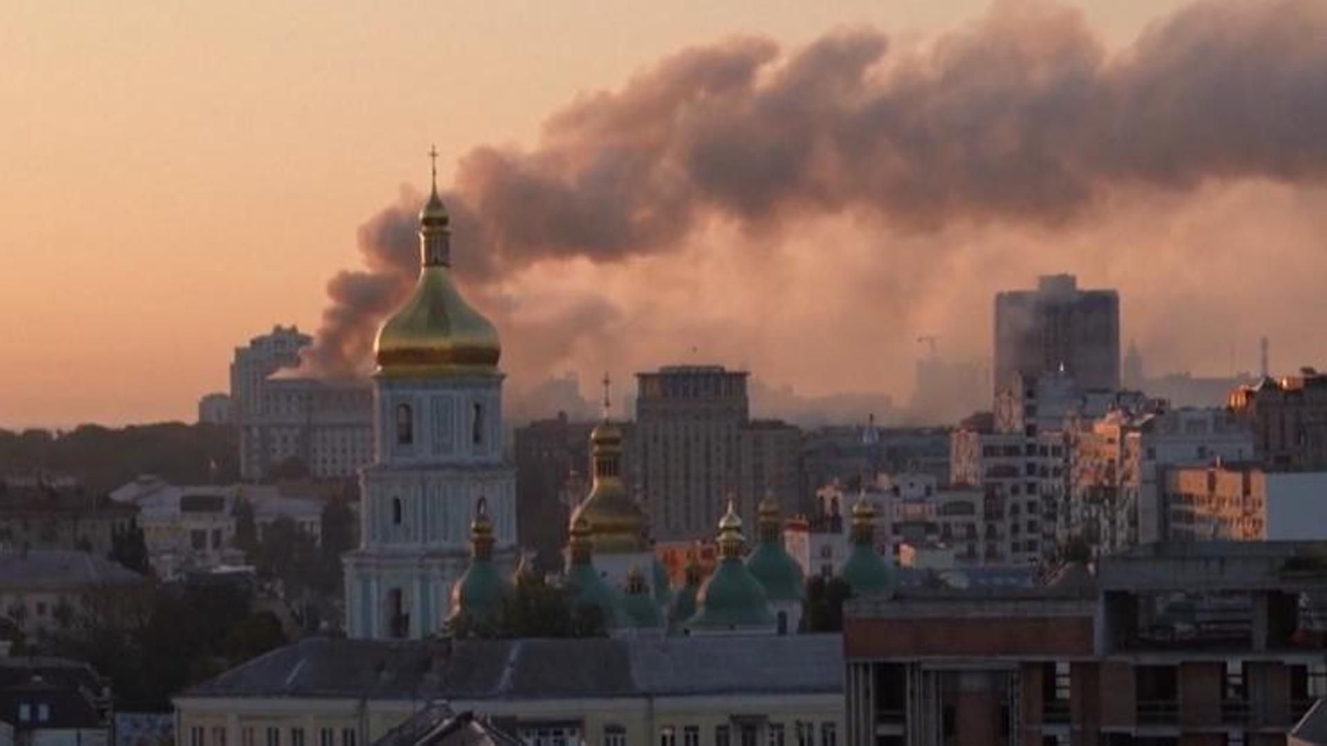 Rusia ataca la sede del Gobierno de Ucrania, un bombardeo que deja al menos tres muertos en Kiev Rusia ataca la sede del Gobierno de Ucrania, un bombardeo que deja al menos tres muertos en Kiev