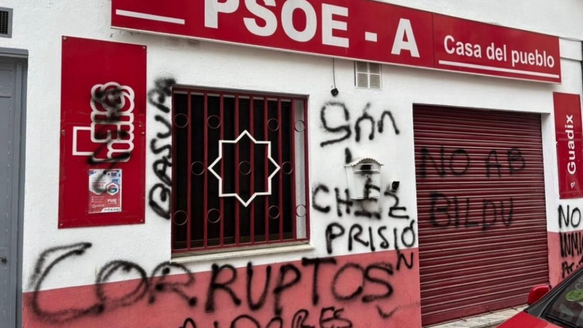 Sede del PSOE de Guadix vandalizada con mensajes e insultos