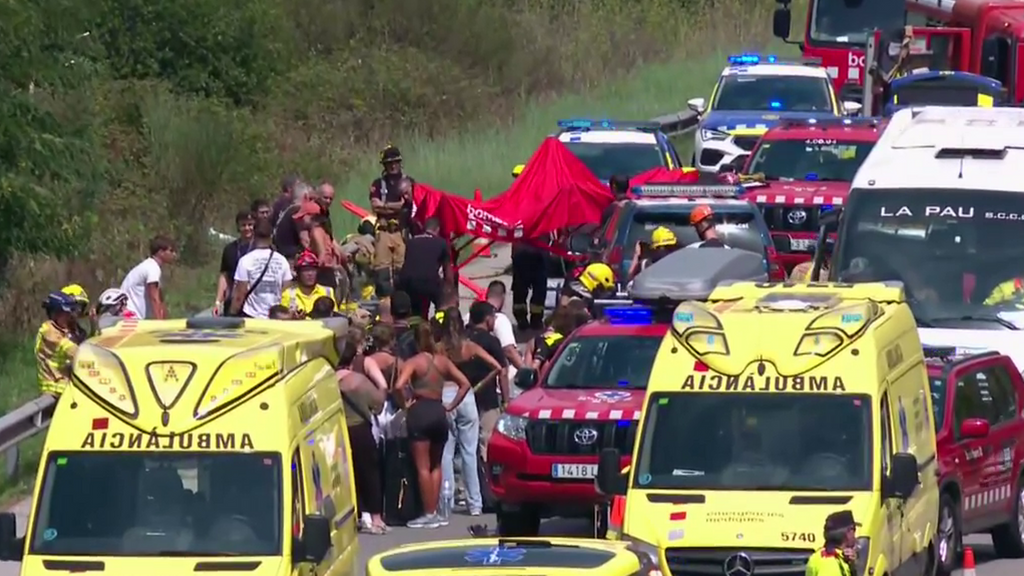 Un autobús con unos 60 pasajeros cae por un talud en Santa Susanna, Barcelona: 53 heridos, tres graves