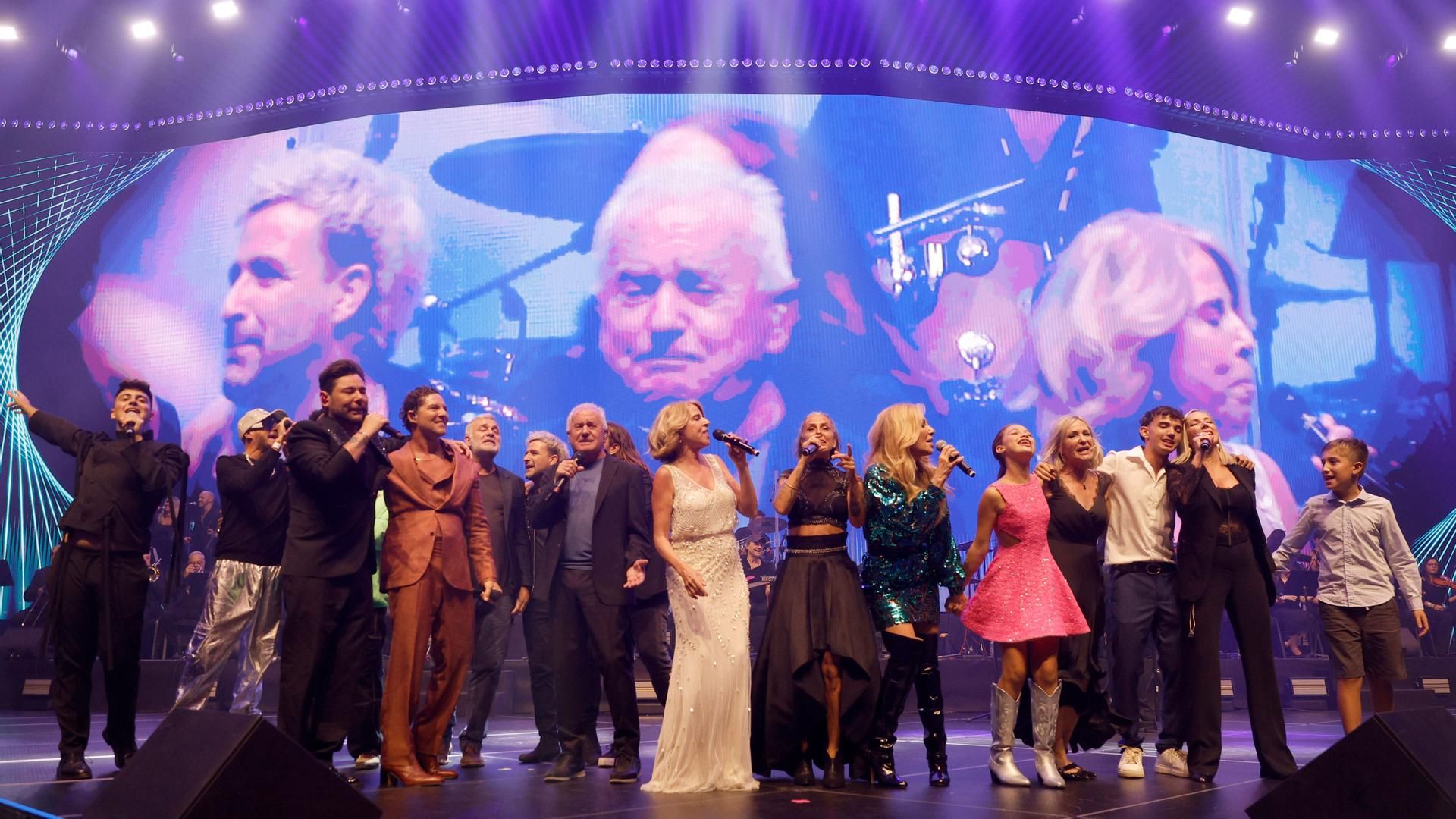 Un canto colectivo al legado "eterno" de Nino Bravo pone banda sonora al 'bautizo' del Roig Arena en Valencia