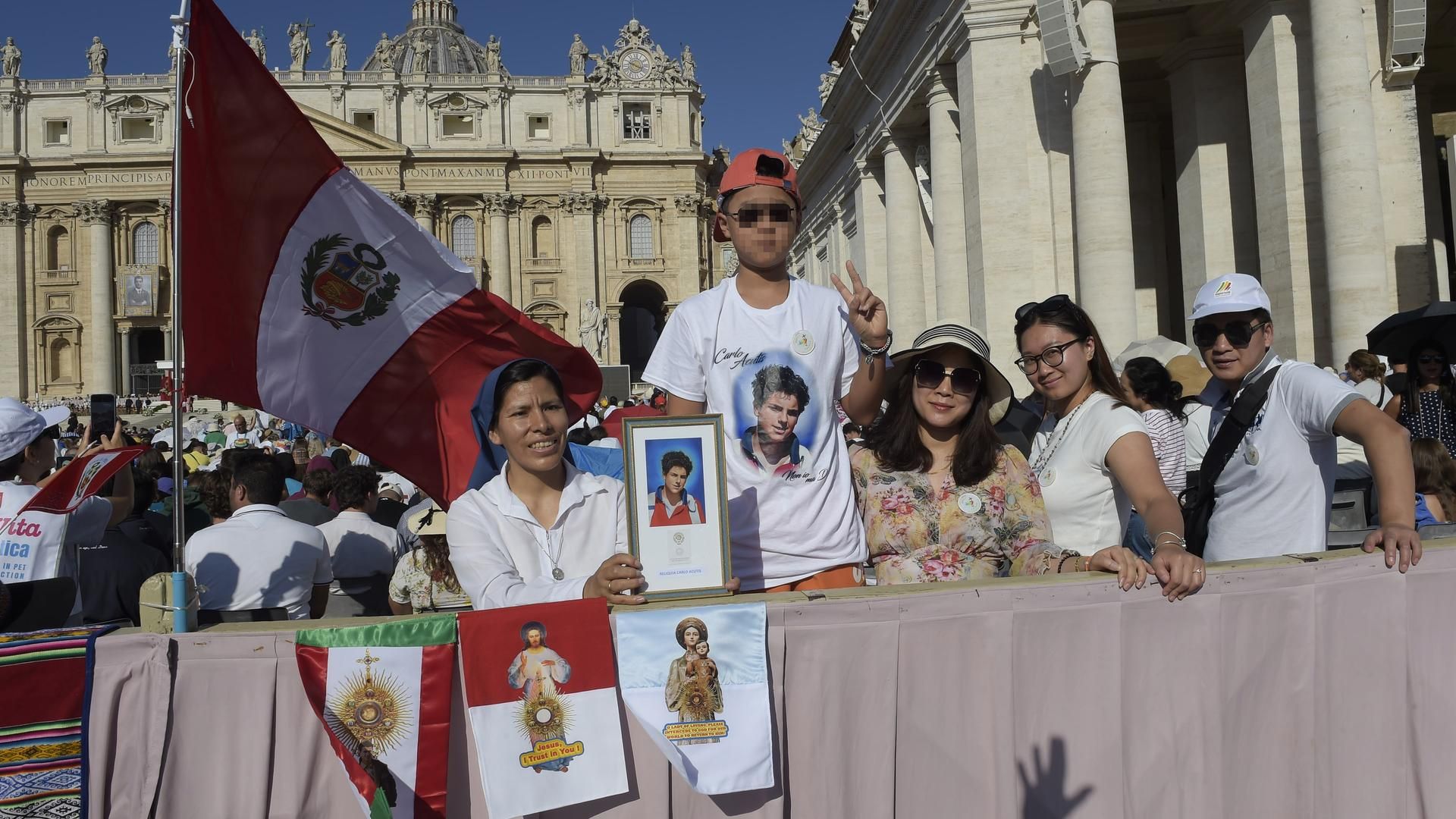 Varias personas durante la canonización de Carlo Acutis, en la Plaza de San Pedro del Vaticano