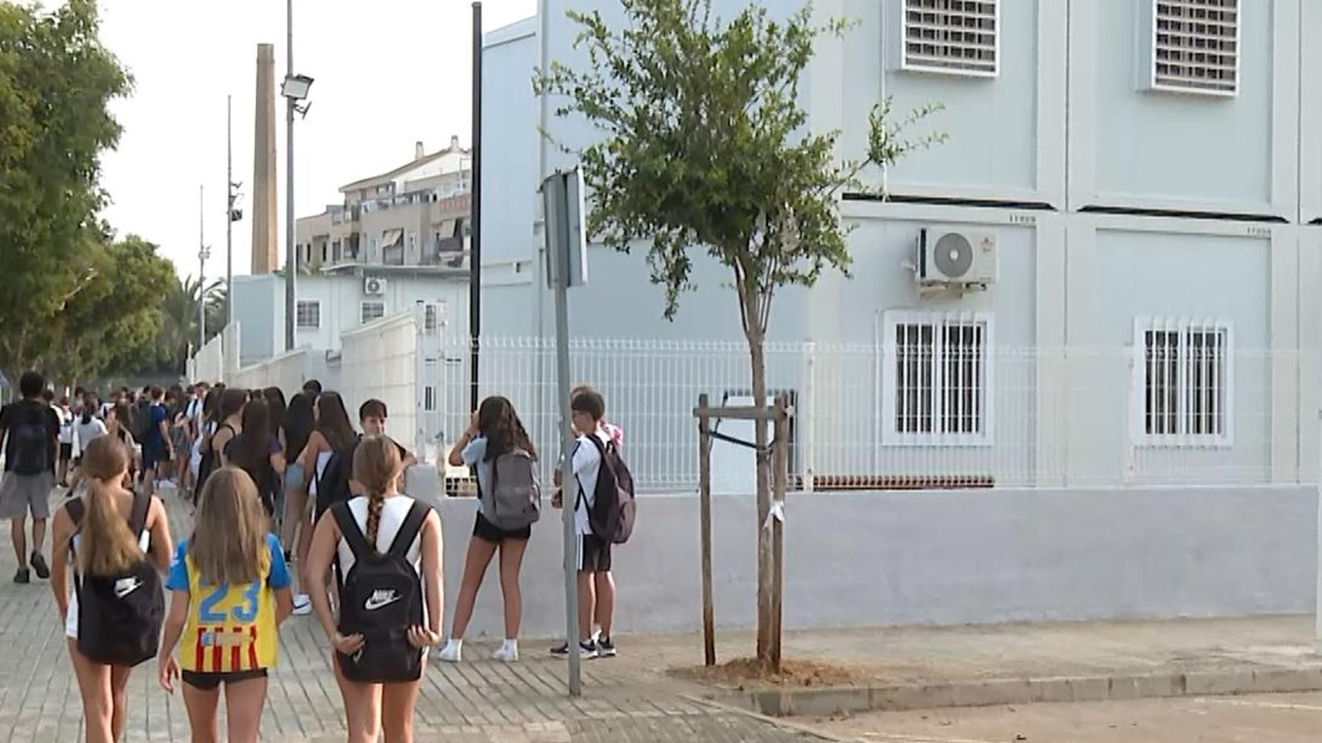 Alumnos de Catarroja vuelven al cole en barracones