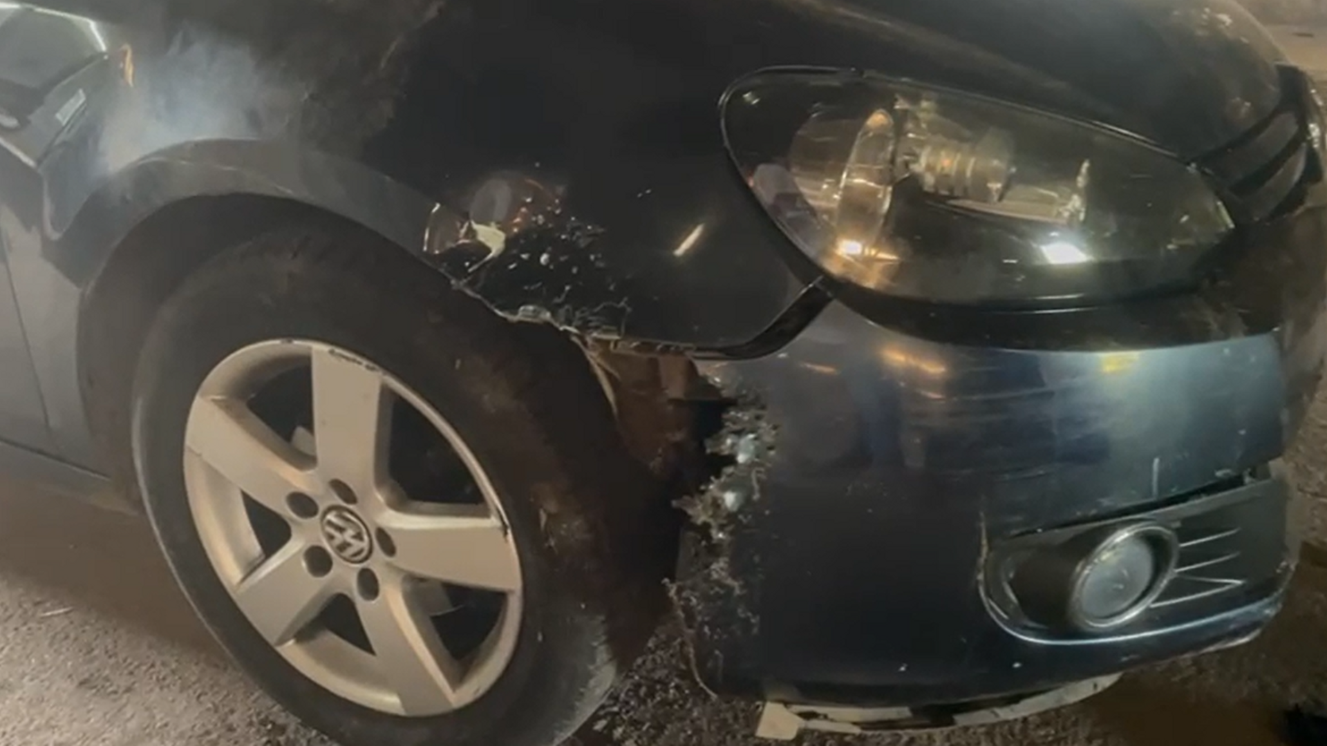 Aparece en Bóveda un coche destrozado y algunos vecinos apuntan a un oso como culpable