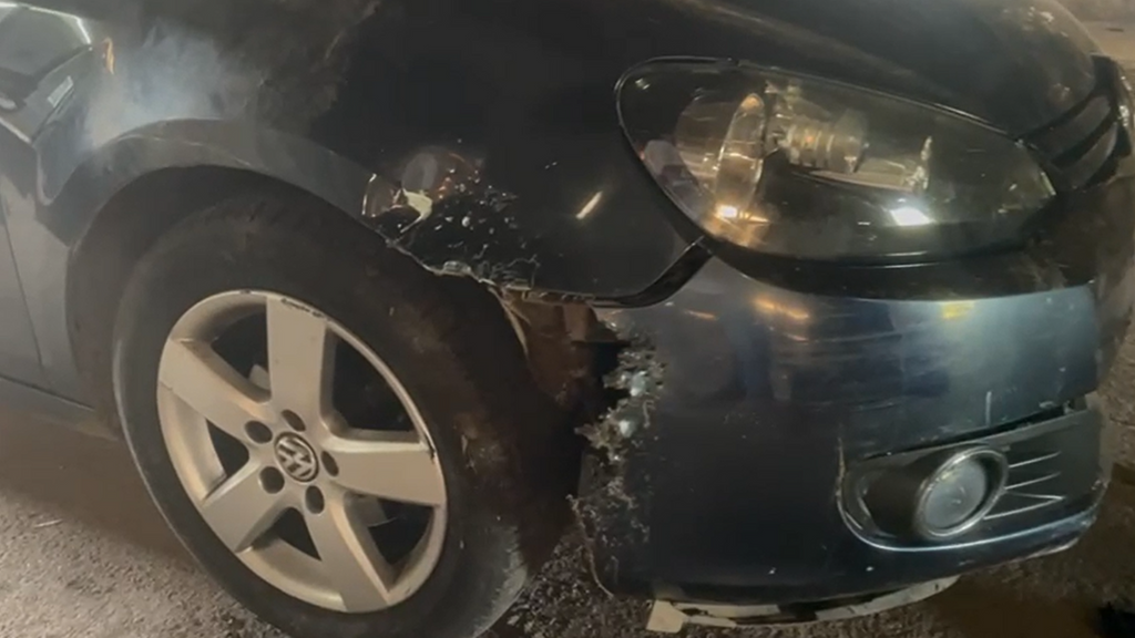 Aparece en Bóveda un coche destrozado y algunos vecinos apuntan a un oso como culpable