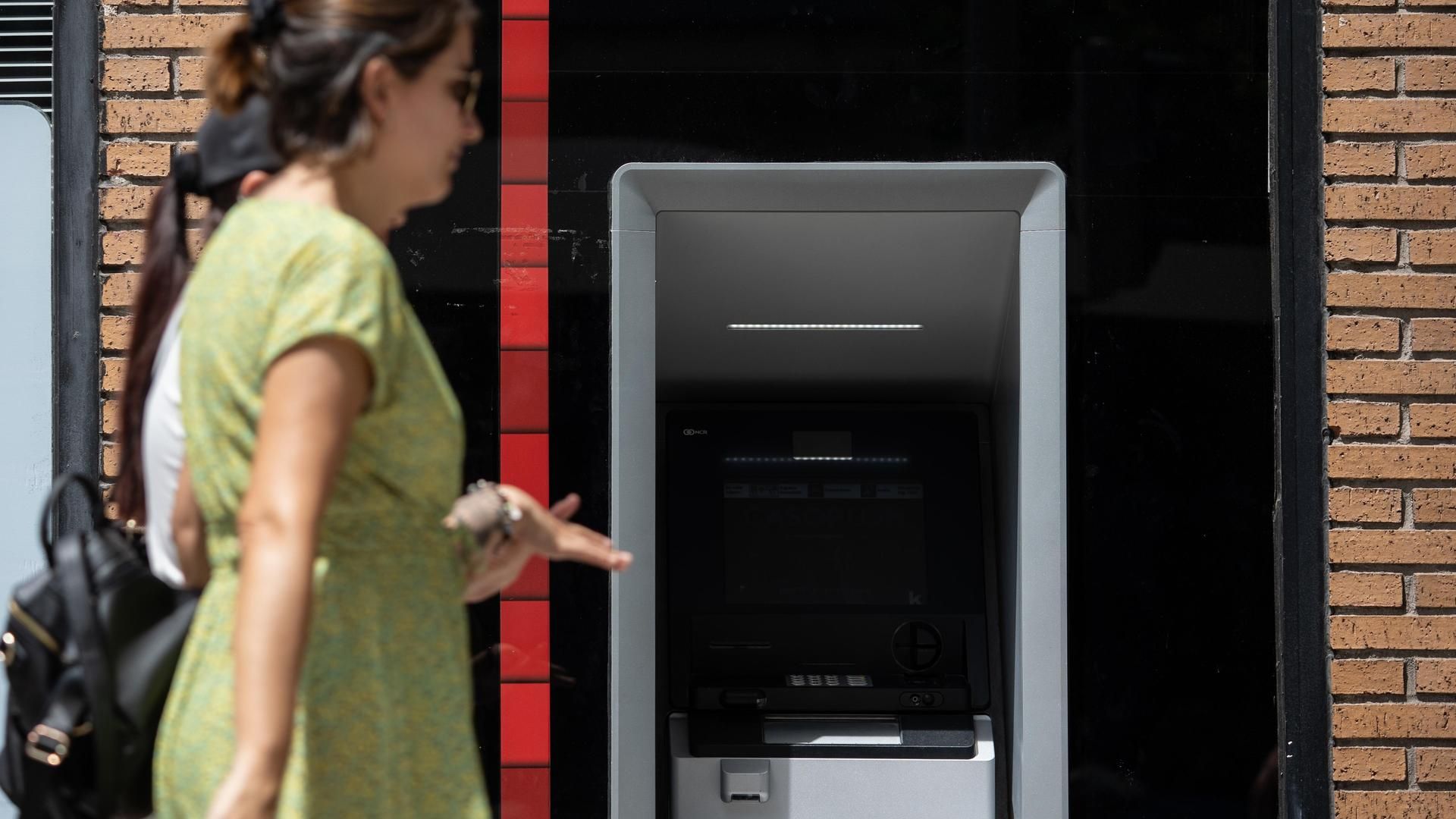 Bancos que ofrecen 800, 500 o 300 euros por domiciliar tu nómina o pensión: cómo saber si te merece la pena