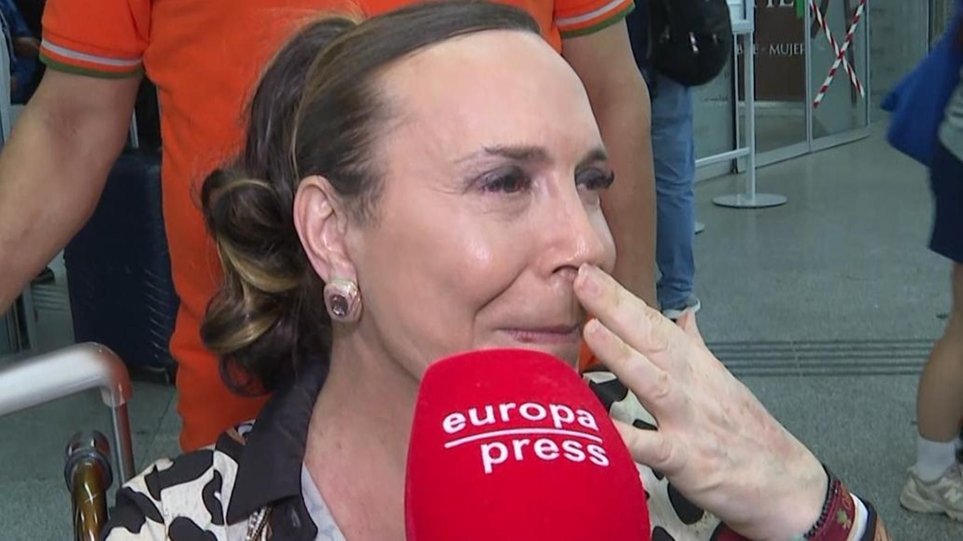 Benita, en silla de ruedas, reaparece entre lágrimas emocionada