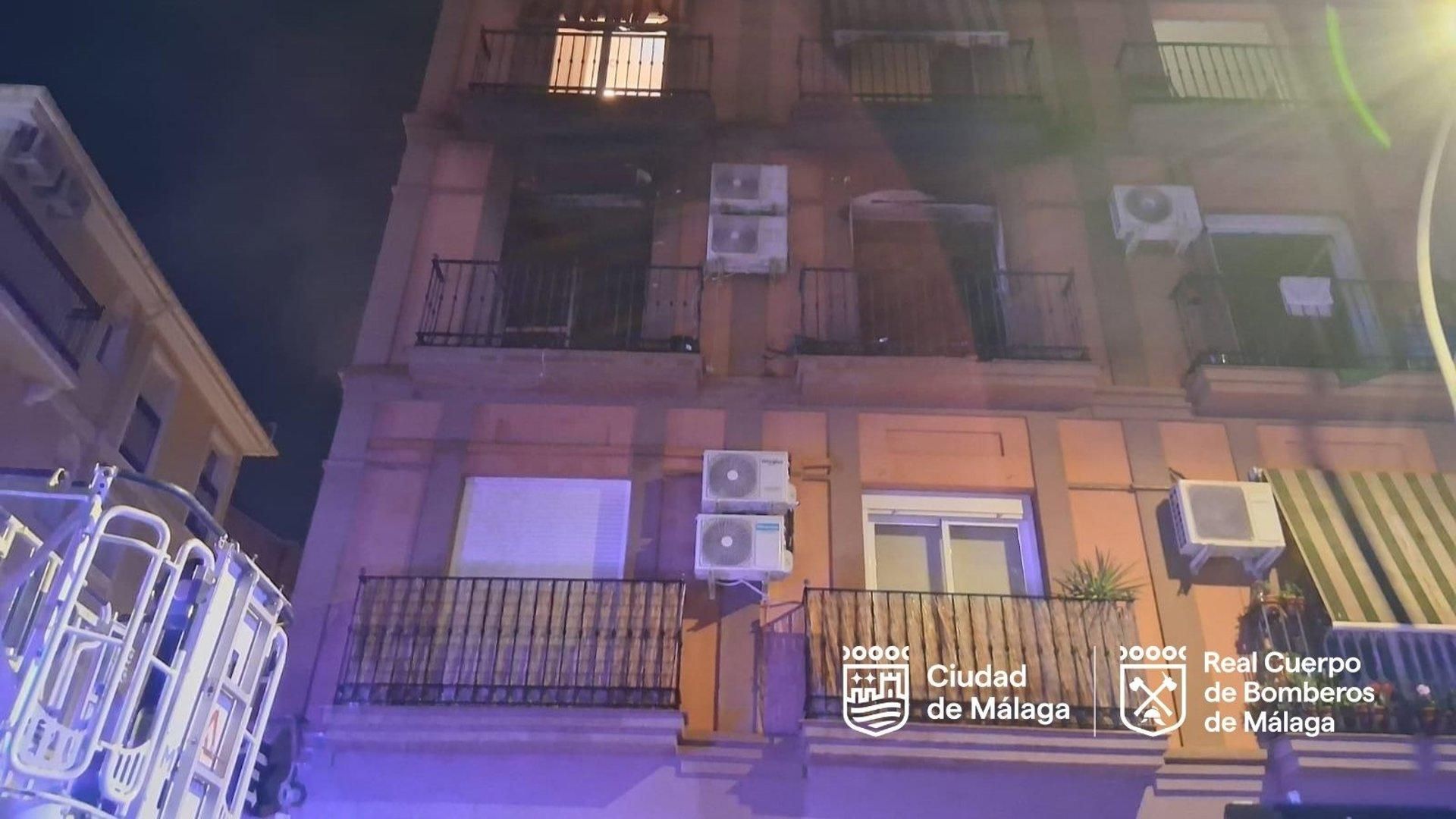 Bomberos de Málaga extinguen un incendio en una vivienda en la calle García de Haro del Distrito Centro de Málaga capital