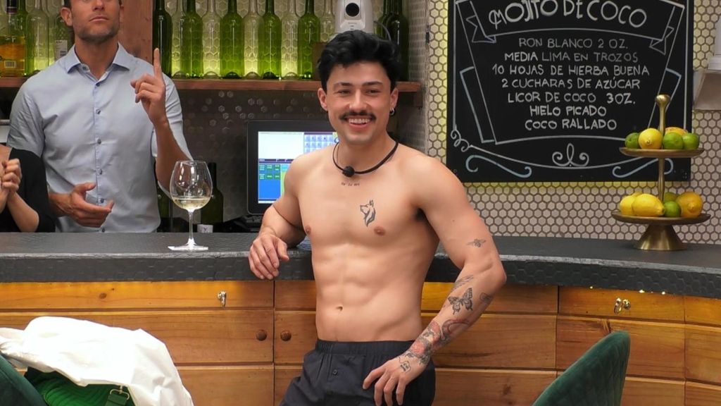 Un soltero llega a 'Fist dates' casi desnudo y deja a cuadros a su cita: "No me dio tiempo a vestirme"