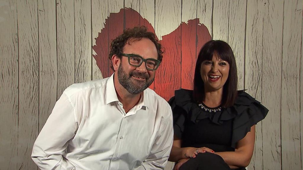 Una soltera con una particular risa contagiosa y un payaso protagonizan un momento único en el restaurante de 'First Dates'