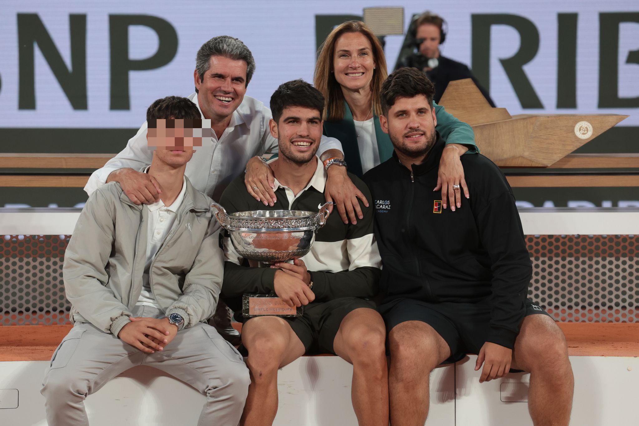 Carlos, con sus hermanos Sergio y Álvaro y junto a sus padres, el pasado mes de junio