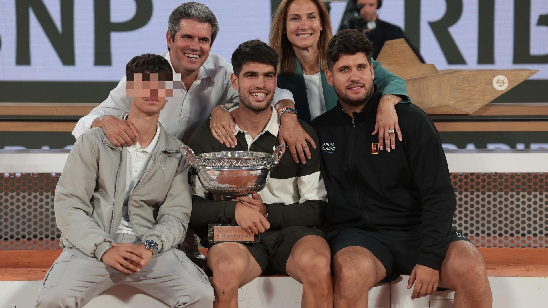 Carlos, con sus padres y dos de sus hermanos Carlos, con sus padres y dos de sus hermanos
