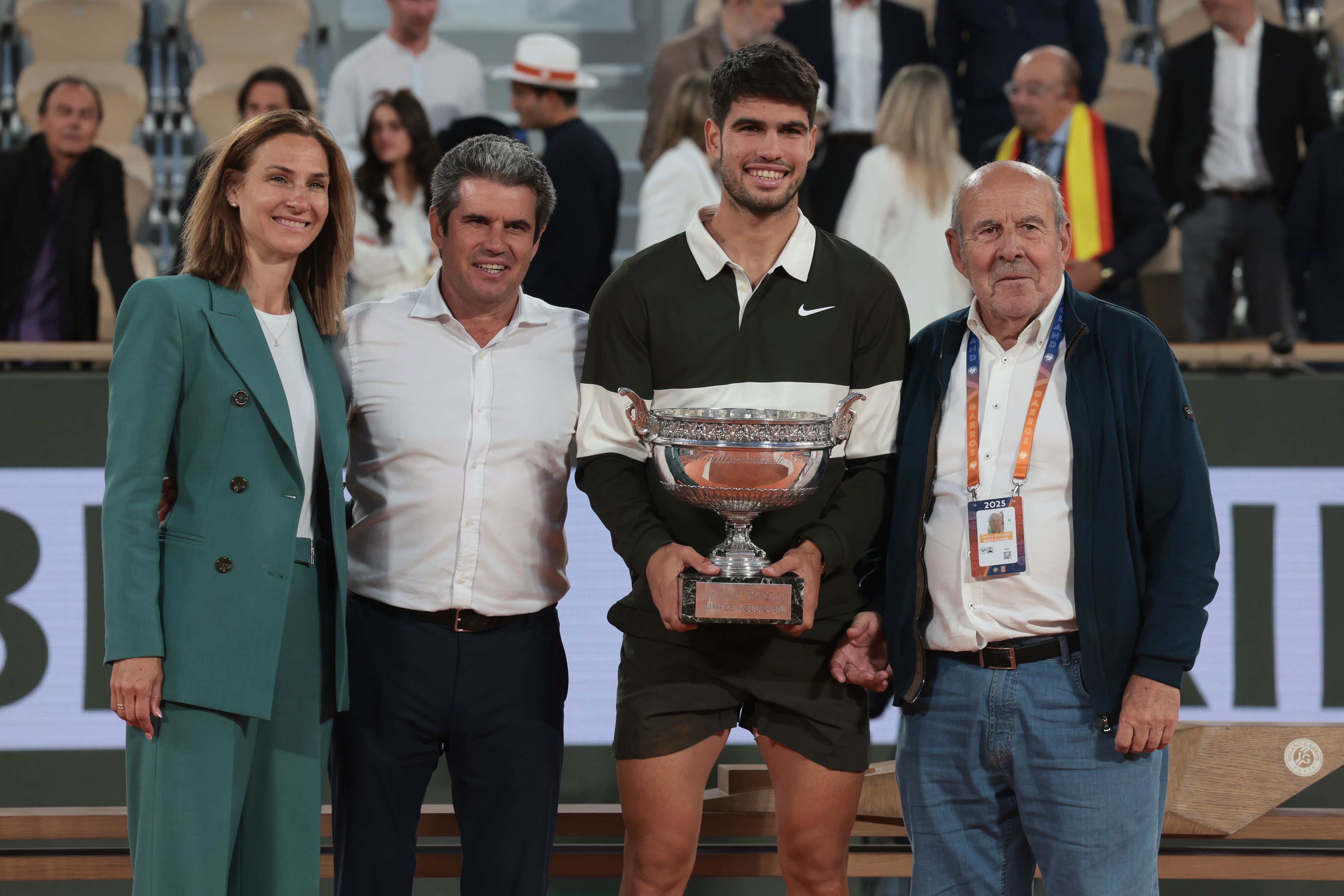 Carlos, el pasado junio, flanqueado por sus padres, Carlos y Verónica, y por su tío abuelo Tomás González