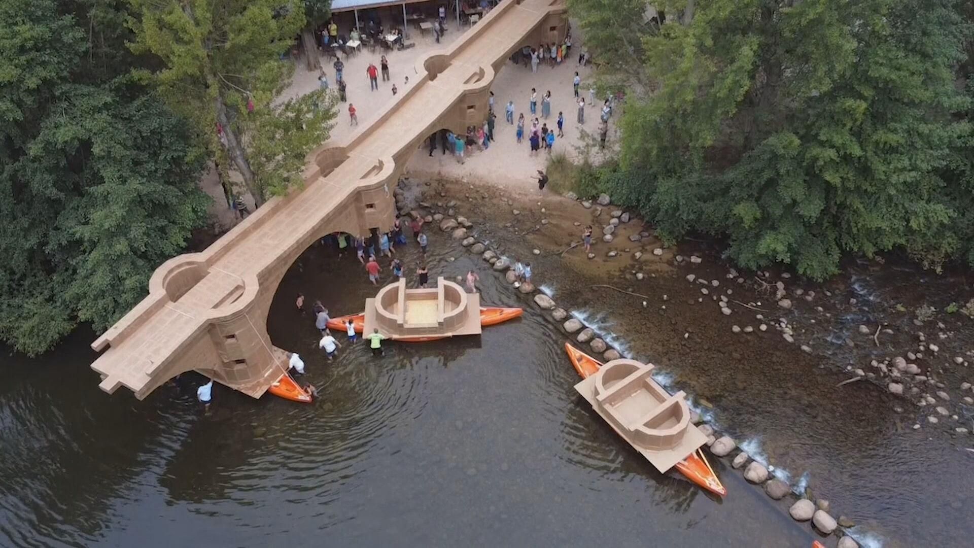 Covarrubias, en Burgos, recupera su demolido puente medieval, con cajas de cartón en una iniciativa artística