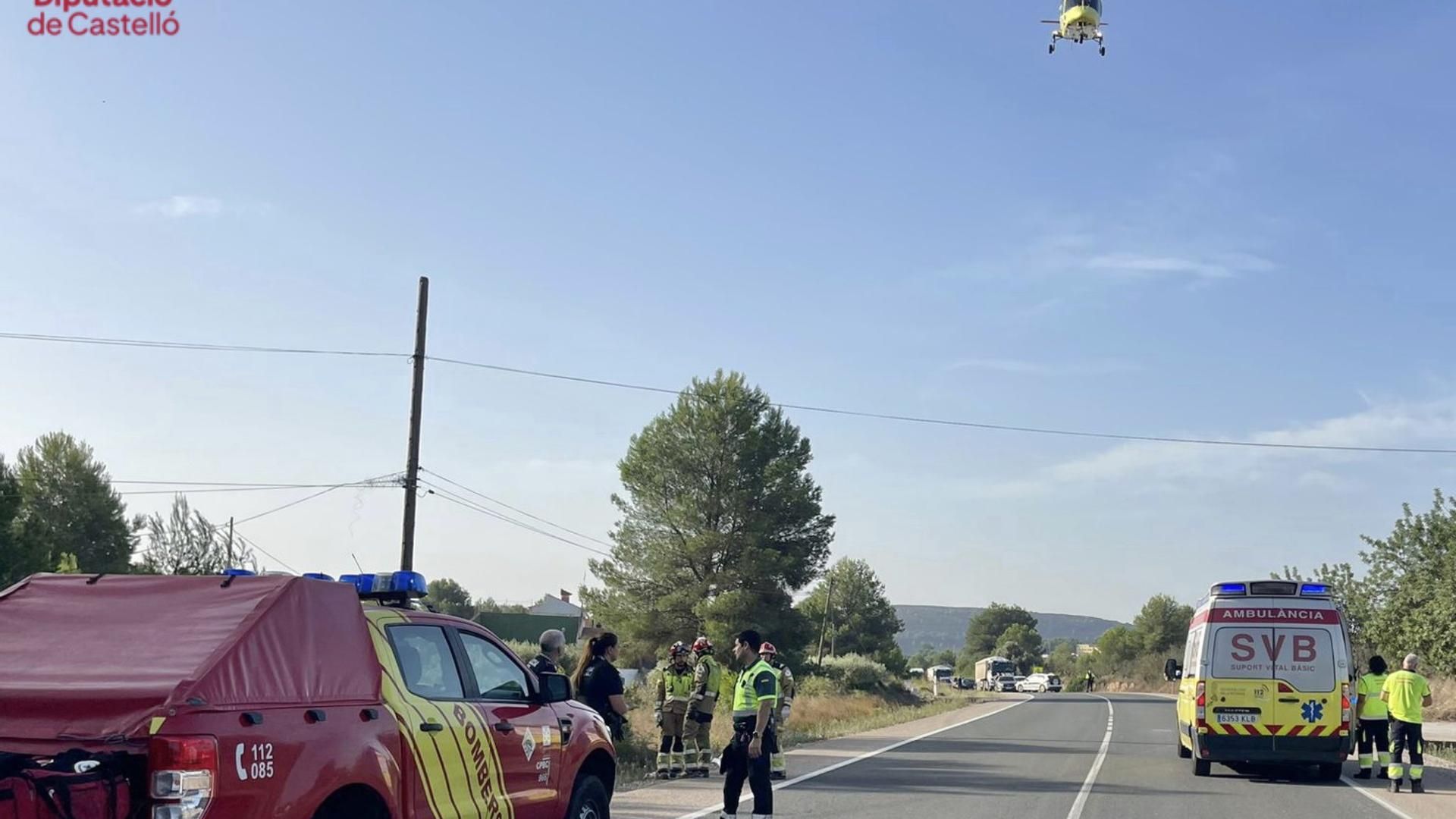 Efectivos de Emergencias en la zona del accidente de trágico en el que falleció un futbolista de Castellón y otros cinco jóvenes resultaron heridos