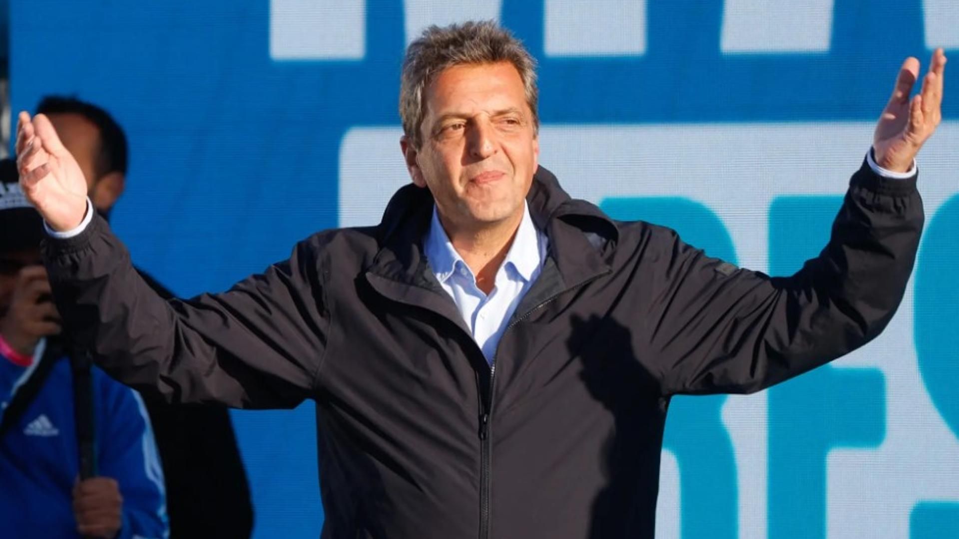 El candidato presidencial Sergio Massa saluda durante el acto de la coalición Unión por la Patria