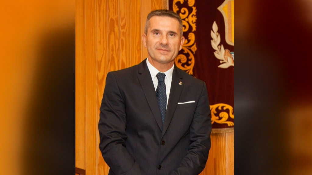 El concejal de Moncada, en Valencia, que protagonizó una pelea durante las fiestas dice que se resbaló y los jóvenes le cogieron