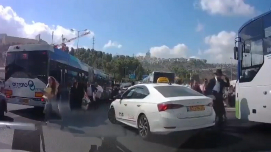 El momento del ataque a tiros en Jerusalén, en el que han muerto seis personas, entre ellos un español