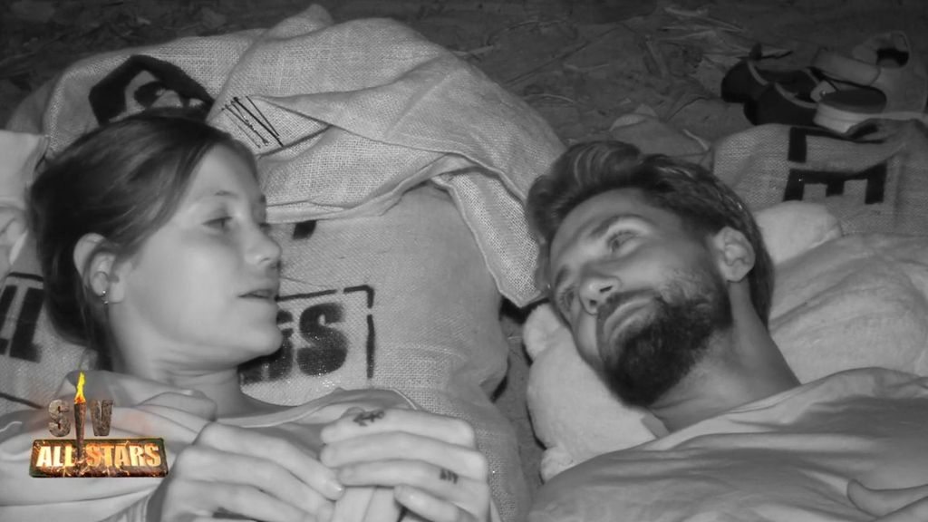 El tonteo es real: así ha sido el acercamiento entre Miri Pérez-Cabrero y Alejandro Albalá a la luz de la luna en 'Supervivientes All Stars'