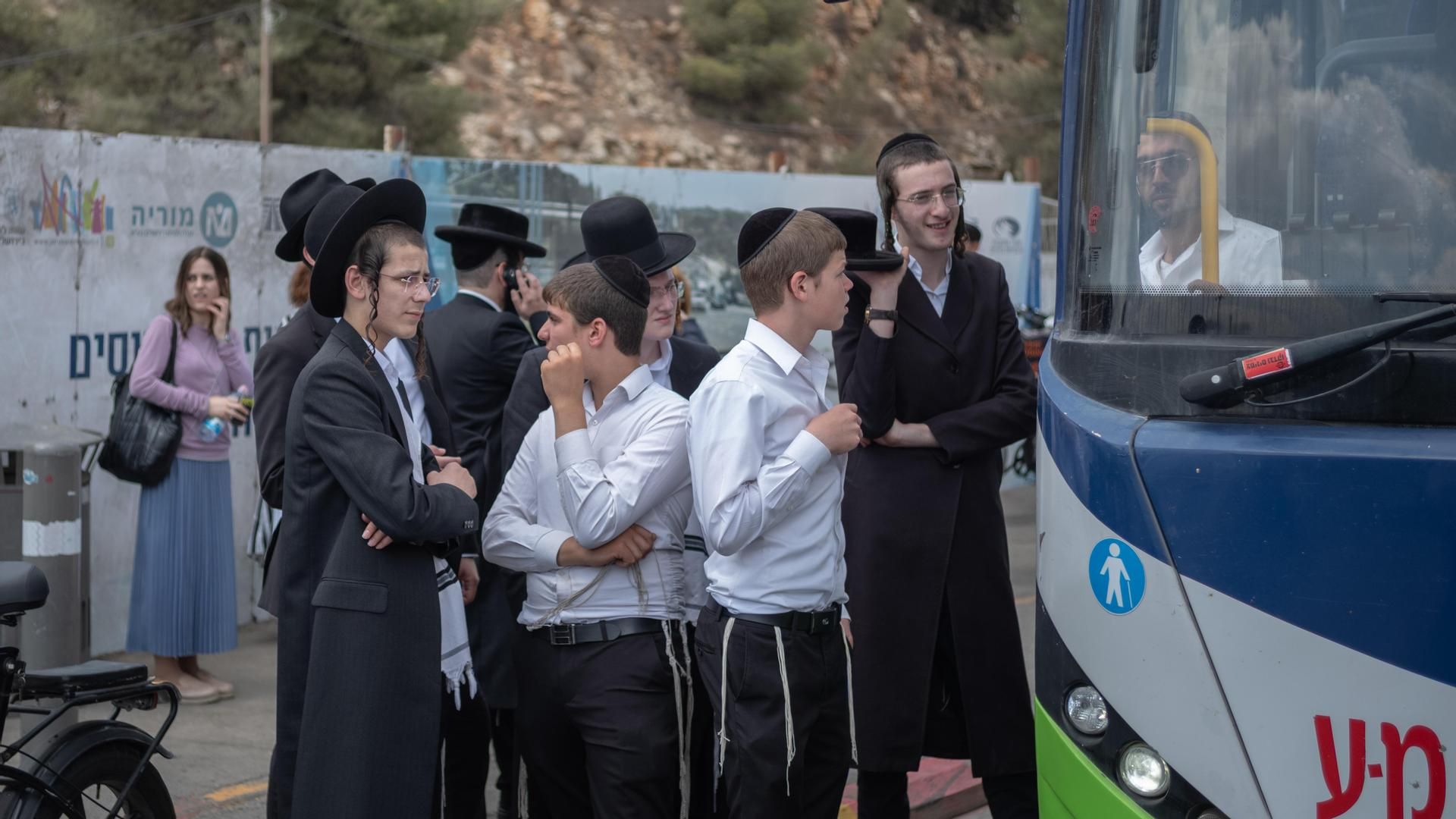 Israelíes se encuentran en la parada de autobús donde se produjo un ataque a tiros en Jerusalén.