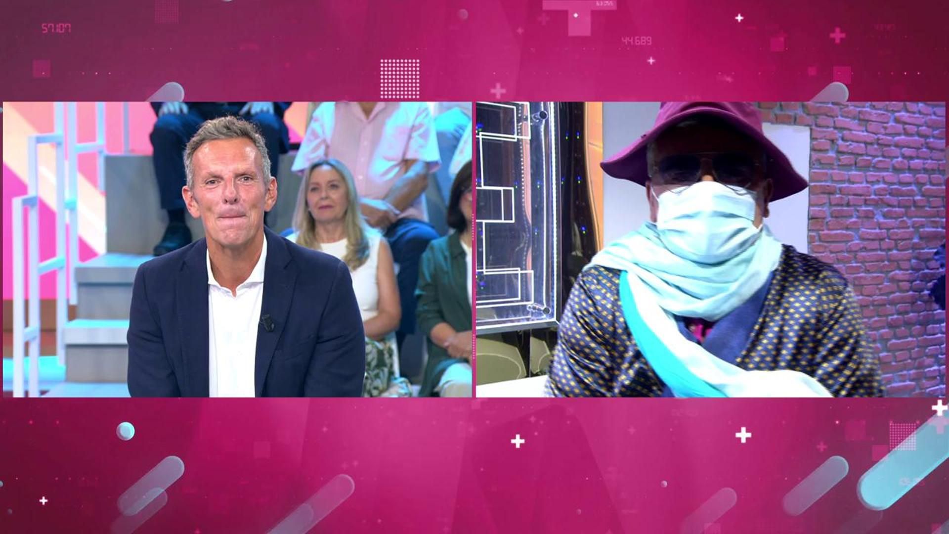 Jorge Javier tapado con un sombrero