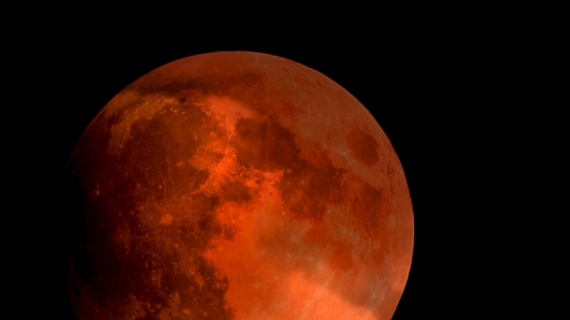 La Luna de sangre enamora a buena parte del mundo y deja imágenes espectaculares