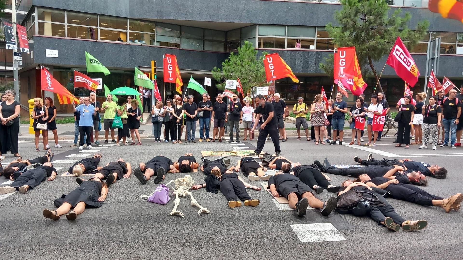 La 'marcha fúnebre' de docentes catalanes, en huelga en el inicio de curso escolar