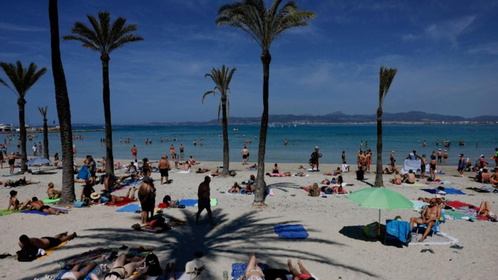 La mayoría de los viajes que ofrece el Imserso (  228.142  plazas) se destinan al turismo de costa insular .