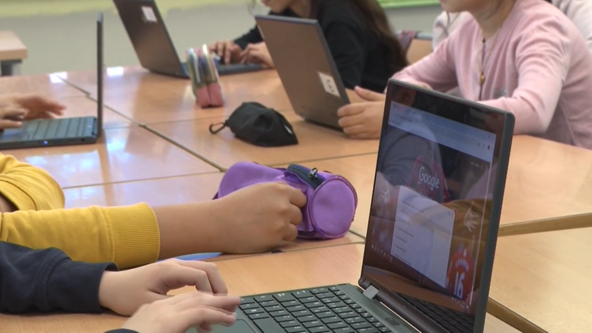 Los colegios ponen freno a las pantallas: Cataluña prohíbe móviles en horario lectivo y el uso del ordenador será limitado