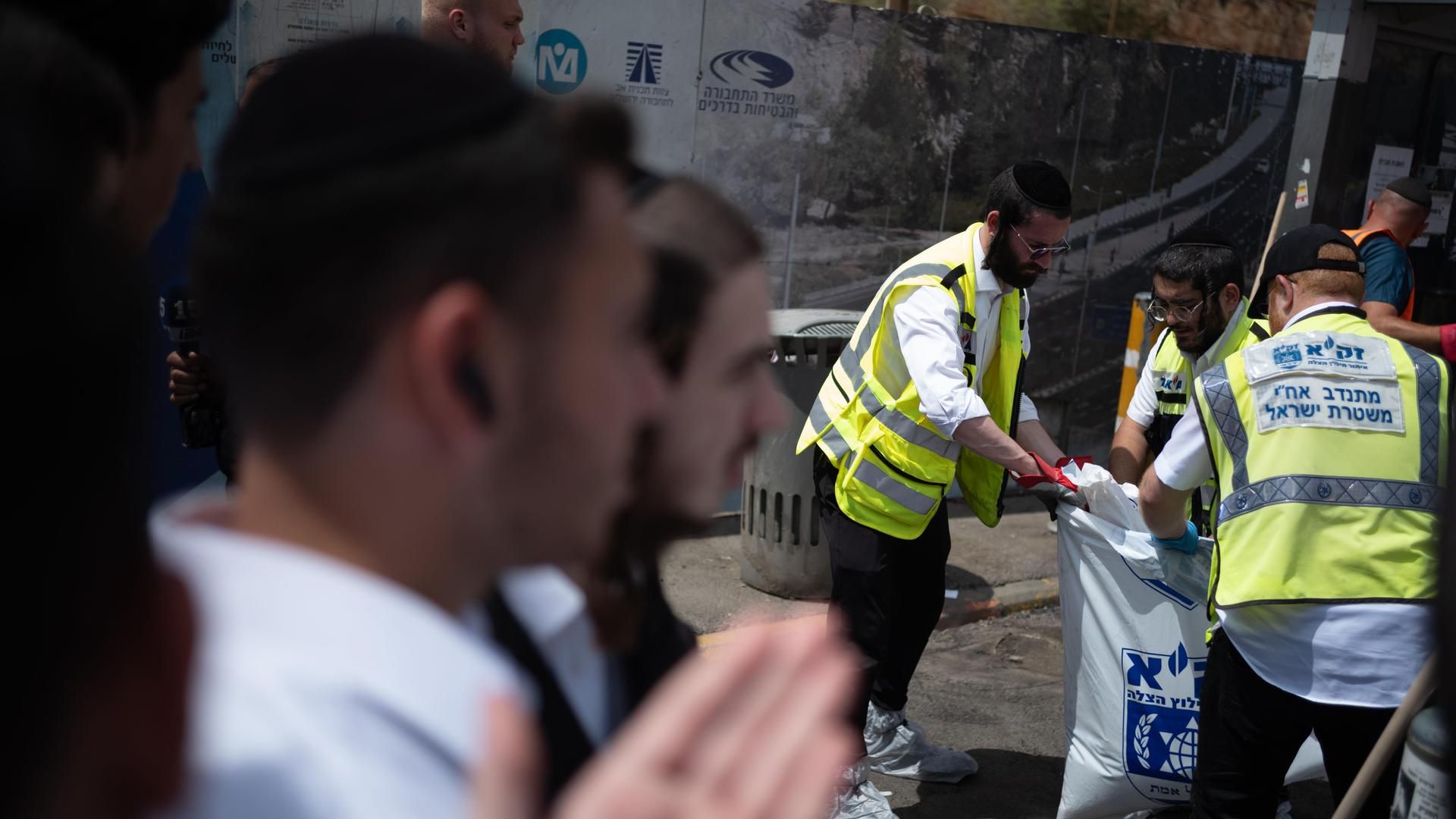 Los socorristas israelíes trabajan en la parada de autobús donde se produjo un tiroteo en Jerusalén