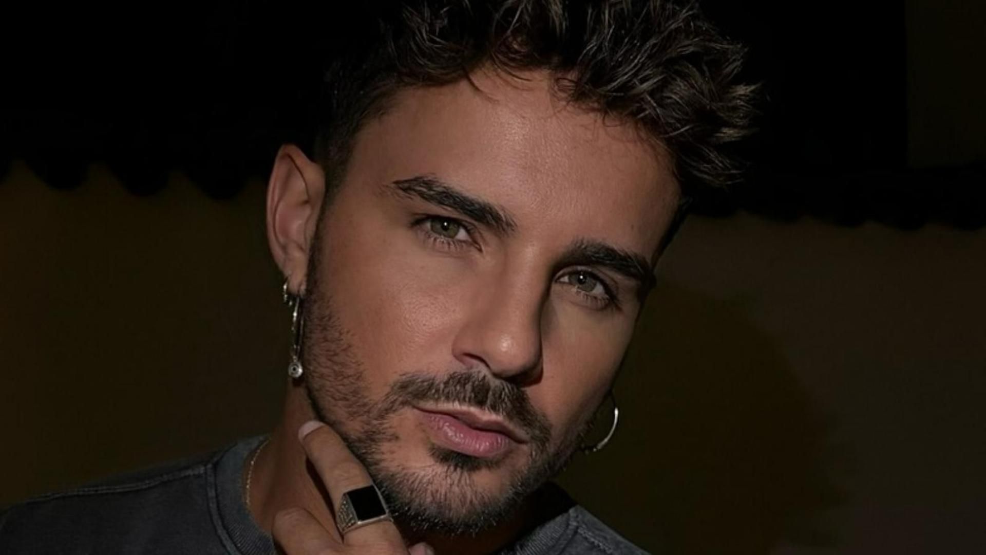 Manu González sorprende con el pelo rojo en la primera boda a la que acude con Gabriella